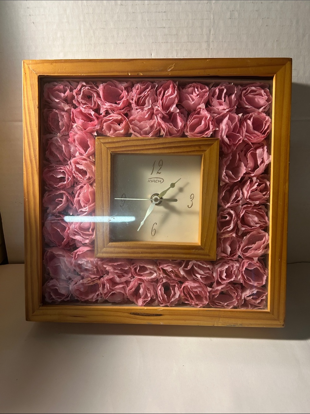 Vintage Roses Lurch Retro Modern Wall Clock